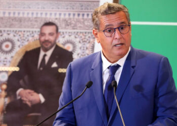 عقد رئيس الحكومة، عزيز أخنوش، اليوم الأربعاء بمقر رئاسة الحكومة، اجتماعا خصص لتنزيل مضامين الرسالة الملكية المتعلقة بإعادة النظر في مدونة الأسرة، والتي وجهها أمير المؤمنين، صاحب الجلالة الملك محمد السادس، لرئيس الحكومة. حضر هذا الاجتماع وزير العدل، عبد اللطيف وهبي، والرئيس المنتدب للمجلس الأعلى للسلطة القضائية، محمد عبد النباوي، والوكيل العام للملك لدى محكمة النقض، رئيس النيابة العامة، السيد الحسن الداكي. وتأتي الرسالة الملكية الموجهة إلى رئيس الحكومة تفعيلا للقرار الملكي السامي الذي أعلن عنه جلالته في خطاب العرش لسنة 2022، وتجسيدا للعناية الكريمة التي ما فتئ يوليها للنهوض بقضايا المرأة وللأسرة بشكل عام. وأكد جلالة الملك في رسالته السامية على ضرورة إعادة النظر في مدونة الأسرة، التي مكنت من إفراز دينامية تغيير إيجابي، من خلال منظورها للمساواة والتوازن الأسري وما أتاحته من تقدم اجتماعي كبير، وذلك بهدف تجاوز بعض العيوب والاختلالات، التي ظهرت عند تطبيقها القضائي. وأشار صاحب الجلالة إلى ضرورة أن تتواءم مقتضيات مدونة الأسرة مع " تطور المجتمع المغربي ومتطلبات التنمية المستدامة، وتأمين انسجامها مع التقدم الحاصل في تشريعنا الوطني". وأوضح جلالة الملك أن "ما نطمح إليه من تأهيل للمدونة، يجب أن يستند على المبادئ الأساسية والتوجهات الرئيسية التي أطرت إعدادها، والتي حددنا مبادئها في خطاب جلالتنا المؤرخ في 10 أكتوبر 2003 أمام البرلمان، وجددنا التأكيد عليها في خطاب العرش الموجه إلى شعبنا العزيز في 30 يوليوز 2022". وأكد صاحب الجلالة، في هذا الصدد، "نحن حريصون على أن يتم ذلك، في إطار مقاصد الشريعة الإسلامية، وخصوصيات المجتمع المغربي"، مشددا جلالته حرصه على أن "يتم الاعتماد على فضائل الاعتدال، والاجتهاد المنفتح، والتشاور والحوار، وإشراك جميع المؤسسات والفعاليات المعنية". وبالتالي، يضيف جلالة الملك، فإن التأهيل المنشود، يجب أن يقتصر على إصلاح الاختلالات التي أظهرها تطبيقها القضائي على مدى حوالي عشرين سنة، وعلى تعديل المقتضيات التي أصبحت متجاوزة بفعل تطور المجتمع المغربي والقوانين الوطنية. ومن هذا المنطلق، أكد جلالة الملك على أن "المرجعيات والمرتكزات تظل دون تغيير. ويتعلق الأمر بمبادئ العدل والمساواة والتضامن والانسجام، النابعة من ديننا الإسلامي الحنيف، وكذا القيم الكونية المنبثقة من الاتفاقيات الدولية التي صادق عليها المغرب". وأعرب صاحب الجلالة، في هذا الصدد، عن ثقته بأن إعمال فضيلة الاجتهاد البناء هو السبيل الواجب سلوكه لتحقيق الملاءمة بين المرجعية الإسلامية ومقاصدها المثلى، وبين المستجدات الحقوقية المتفق عليها عالميا. وأوضح جلالة الملك أنه "وكما أكدنا أكثر من مرة، فإننا، بصفتنا أمير المؤمنين، لا يمكننا أن نحل ما حرم الله ولا أن نحرم ما أحله جل وعلا". واعتبارا لمركزية الأبعاد القانونية والقضائية لهذا الموضوع، فقد ارتأى النظر السامي لجلالة الملك إسناد قيادة عملية التعديل، بشكل جماعي ومشترك، لكل من وزارة العدل، والمجلس الأعلى للسلطة القضائية، ورئاسة النيابة العامة. ودعا صاحب الجلالة، في هذا الإطار، هذه المؤسسات لأن تشرك بشكل وثيق في هذه العملية الهيئات الأخرى المعنية بهذا الموضوع بصفة مباشرة، وفي مقدمتها المجلس العلمي الأعلى، والمجلس الوطني لحقوق الإنسان، والسلطة الحكومية المكلفة بالتضامن والإدماج الاجتماعي والأسرة، مشددا جلالته على أهمية الانفتاح أيضا على هيئات وفعاليات المجتمع المدني، من خلال اعتماد مقاربة تشاركية واسعة. وأكد جلالة الملك على أن ما سيتم اقتراحه من تغييرات، وتعديلات، يجب أن يأخذ بعين الاعتبار خلاصات الاستشارات الواسعة، وجلسات الاستماع المحكمة، التي ستنظم على الخصوص مع النسيج الجمعوي المعني بحقوق الإنسان، وحقوق المرأة والطفل، وكذا مع القضاة، والباحثين الأكاديميين، وباقي الممارسين في ميدان قانون الأسرة. وتابع صاحب الجلالة "إننا لننتظر أن تتم بلورة نتائج هذه اللقاءات، في شكل مقترحات تعديلات، يتم رفعها إلى نظرنا السامي، بصفتنا أمير المؤمنين، والضامن لحقوق وحريات المواطنين، في أجل أقصاه ستة أشهر، وذلك قبل إعداد الصيغة النهائية التي سيتم عرضها على مصادقة البرلمان". وفي تصريح للصحافة، عقب هذا الاجتماع، أعرب عزيز أخنوش عن اعتزازه وسعادته بتسلم الرسالة الملكية السامية التي تدشن لمسار مراجعة مدونة الأسرة، هذا الورش الإصلاحي الكبير، الذي يشرف عليه جلالة الملك نصره الله وأيده. وأضاف أن الرسالة الملكية حددت الجهة التي ستشرف على عملية الإصلاح، والمشكلة من وزارة العدل، والمجلس الأعلى للسلطة القضائية ورئاسة النيابة العامة، وكذا منهجية العمل المبنية على الإنصات وفق مقاربة تشاركية، بالإضافة إلى تحديد ستة أشهر كسقف زمني لعملها. وأشار أخنوش إلى أنه سيتم ، في إطار تفعيل مضامين الرسالة الملكية، عقد اجتماع بداية الأسبوع المقبل، يعقبه لقاءات للانصات لجميع مكونات المجتمع المغربي المعنية بهذا الأمر. وأوضح أن هذا الإصلاح يشكل لحظة إصلاحية لحظة كبرى بالنسبة للمغرب، معربا عن الأمل في أن يساهم فيها جميع المتدخلون بشكل إيجابي، كما يريد ذلك أمير المؤمنين صاحب الجلالة الملك محمد السادس.