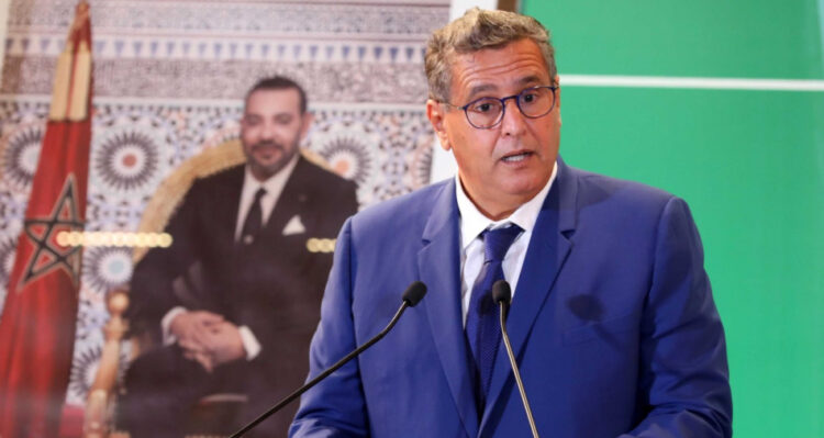 عقد رئيس الحكومة، عزيز أخنوش، اليوم الأربعاء بمقر رئاسة الحكومة، اجتماعا خصص لتنزيل مضامين الرسالة الملكية المتعلقة بإعادة النظر في مدونة الأسرة، والتي وجهها أمير المؤمنين، صاحب الجلالة الملك محمد السادس، لرئيس الحكومة. حضر هذا الاجتماع وزير العدل، عبد اللطيف وهبي، والرئيس المنتدب للمجلس الأعلى للسلطة القضائية، محمد عبد النباوي، والوكيل العام للملك لدى محكمة النقض، رئيس النيابة العامة، السيد الحسن الداكي. وتأتي الرسالة الملكية الموجهة إلى رئيس الحكومة تفعيلا للقرار الملكي السامي الذي أعلن عنه جلالته في خطاب العرش لسنة 2022، وتجسيدا للعناية الكريمة التي ما فتئ يوليها للنهوض بقضايا المرأة وللأسرة بشكل عام. وأكد جلالة الملك في رسالته السامية على ضرورة إعادة النظر في مدونة الأسرة، التي مكنت من إفراز دينامية تغيير إيجابي، من خلال منظورها للمساواة والتوازن الأسري وما أتاحته من تقدم اجتماعي كبير، وذلك بهدف تجاوز بعض العيوب والاختلالات، التي ظهرت عند تطبيقها القضائي. وأشار صاحب الجلالة إلى ضرورة أن تتواءم مقتضيات مدونة الأسرة مع " تطور المجتمع المغربي ومتطلبات التنمية المستدامة، وتأمين انسجامها مع التقدم الحاصل في تشريعنا الوطني". وأوضح جلالة الملك أن "ما نطمح إليه من تأهيل للمدونة، يجب أن يستند على المبادئ الأساسية والتوجهات الرئيسية التي أطرت إعدادها، والتي حددنا مبادئها في خطاب جلالتنا المؤرخ في 10 أكتوبر 2003 أمام البرلمان، وجددنا التأكيد عليها في خطاب العرش الموجه إلى شعبنا العزيز في 30 يوليوز 2022". وأكد صاحب الجلالة، في هذا الصدد، "نحن حريصون على أن يتم ذلك، في إطار مقاصد الشريعة الإسلامية، وخصوصيات المجتمع المغربي"، مشددا جلالته حرصه على أن "يتم الاعتماد على فضائل الاعتدال، والاجتهاد المنفتح، والتشاور والحوار، وإشراك جميع المؤسسات والفعاليات المعنية". وبالتالي، يضيف جلالة الملك، فإن التأهيل المنشود، يجب أن يقتصر على إصلاح الاختلالات التي أظهرها تطبيقها القضائي على مدى حوالي عشرين سنة، وعلى تعديل المقتضيات التي أصبحت متجاوزة بفعل تطور المجتمع المغربي والقوانين الوطنية. ومن هذا المنطلق، أكد جلالة الملك على أن "المرجعيات والمرتكزات تظل دون تغيير. ويتعلق الأمر بمبادئ العدل والمساواة والتضامن والانسجام، النابعة من ديننا الإسلامي الحنيف، وكذا القيم الكونية المنبثقة من الاتفاقيات الدولية التي صادق عليها المغرب". وأعرب صاحب الجلالة، في هذا الصدد، عن ثقته بأن إعمال فضيلة الاجتهاد البناء هو السبيل الواجب سلوكه لتحقيق الملاءمة بين المرجعية الإسلامية ومقاصدها المثلى، وبين المستجدات الحقوقية المتفق عليها عالميا. وأوضح جلالة الملك أنه "وكما أكدنا أكثر من مرة، فإننا، بصفتنا أمير المؤمنين، لا يمكننا أن نحل ما حرم الله ولا أن نحرم ما أحله جل وعلا". واعتبارا لمركزية الأبعاد القانونية والقضائية لهذا الموضوع، فقد ارتأى النظر السامي لجلالة الملك إسناد قيادة عملية التعديل، بشكل جماعي ومشترك، لكل من وزارة العدل، والمجلس الأعلى للسلطة القضائية، ورئاسة النيابة العامة. ودعا صاحب الجلالة، في هذا الإطار، هذه المؤسسات لأن تشرك بشكل وثيق في هذه العملية الهيئات الأخرى المعنية بهذا الموضوع بصفة مباشرة، وفي مقدمتها المجلس العلمي الأعلى، والمجلس الوطني لحقوق الإنسان، والسلطة الحكومية المكلفة بالتضامن والإدماج الاجتماعي والأسرة، مشددا جلالته على أهمية الانفتاح أيضا على هيئات وفعاليات المجتمع المدني، من خلال اعتماد مقاربة تشاركية واسعة. وأكد جلالة الملك على أن ما سيتم اقتراحه من تغييرات، وتعديلات، يجب أن يأخذ بعين الاعتبار خلاصات الاستشارات الواسعة، وجلسات الاستماع المحكمة، التي ستنظم على الخصوص مع النسيج الجمعوي المعني بحقوق الإنسان، وحقوق المرأة والطفل، وكذا مع القضاة، والباحثين الأكاديميين، وباقي الممارسين في ميدان قانون الأسرة. وتابع صاحب الجلالة "إننا لننتظر أن تتم بلورة نتائج هذه اللقاءات، في شكل مقترحات تعديلات، يتم رفعها إلى نظرنا السامي، بصفتنا أمير المؤمنين، والضامن لحقوق وحريات المواطنين، في أجل أقصاه ستة أشهر، وذلك قبل إعداد الصيغة النهائية التي سيتم عرضها على مصادقة البرلمان". وفي تصريح للصحافة، عقب هذا الاجتماع، أعرب عزيز أخنوش عن اعتزازه وسعادته بتسلم الرسالة الملكية السامية التي تدشن لمسار مراجعة مدونة الأسرة، هذا الورش الإصلاحي الكبير، الذي يشرف عليه جلالة الملك نصره الله وأيده. وأضاف أن الرسالة الملكية حددت الجهة التي ستشرف على عملية الإصلاح، والمشكلة من وزارة العدل، والمجلس الأعلى للسلطة القضائية ورئاسة النيابة العامة، وكذا منهجية العمل المبنية على الإنصات وفق مقاربة تشاركية، بالإضافة إلى تحديد ستة أشهر كسقف زمني لعملها. وأشار أخنوش إلى أنه سيتم ، في إطار تفعيل مضامين الرسالة الملكية، عقد اجتماع بداية الأسبوع المقبل، يعقبه لقاءات للانصات لجميع مكونات المجتمع المغربي المعنية بهذا الأمر. وأوضح أن هذا الإصلاح يشكل لحظة إصلاحية لحظة كبرى بالنسبة للمغرب، معربا عن الأمل في أن يساهم فيها جميع المتدخلون بشكل إيجابي، كما يريد ذلك أمير المؤمنين صاحب الجلالة الملك محمد السادس.