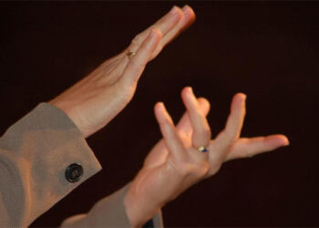 اليوم العالمي للغات الإشارة مناسبة للاعتراف بلغات الإشارة الوطنية