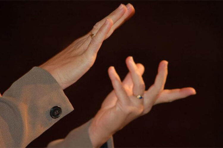 اليوم العالمي للغات الإشارة مناسبة للاعتراف بلغات الإشارة الوطنية