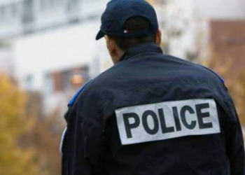 فتحت الفرقة الجهوية للشرطة القضائية بمدينة الداخلة بحثا قضائيا، تحت إشراف النيابة العامة المختصة، في الساعات الأولى من صباح اليوم الثلاثاء، وذلك لتحديد الأفعال الإجرامية المنسوبة لموظف شرطة، برتبة ضابط أمن، يشتبه في تورطه في قضية تتعلق بالرشوة. وذكر بلاغ للمديرية العامة للأمن الوطني، أن مصالح الأمن كانت قد باشرت تحرياتها في هذه القضية بإشراف من النيابة العامة، بعد تلقيها شكاية من سيدة تتهم فيها موظف الشرطة المشتبه فيه بمطالبتها بمبلغ مالي على سبيل الرشوة بدعوى التدخل لفائدتها في قضية زجرية. وأضاف المصدر ذاته، أنه تم الاحتفاظ بموظف الشرطة، الذي تم ضبطه متلبسا بارتكاب هذه الأفعال الإجرامية، تحت تدبير الحراسة النظرية لحاجيات البحث القضائي الذي تشرف عليه النيابة العامة، وذلك للكشف عن جميع ظروف وملابسات وخلفيات هذه القضية.