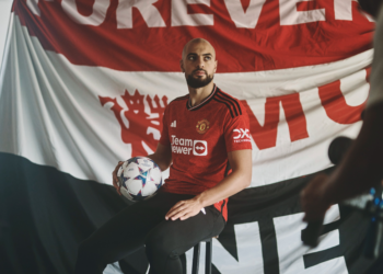 سفيان أمرابط يحمل رقم 4 في مانشستر يونايتد الإنجليزي