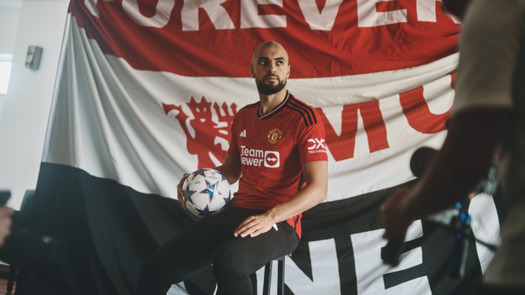 سفيان أمرابط يحمل رقم 4 في مانشستر يونايتد الإنجليزي