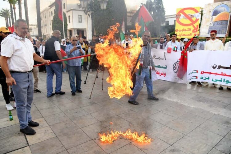 كيف يمكننا السفر إلى بلد يُحرق فيه العلم الإسرائيلي