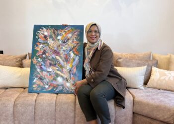 “سهام طوريز” فنانة تشكيلية ترسم لوحات بألوان الأمل والسعادة