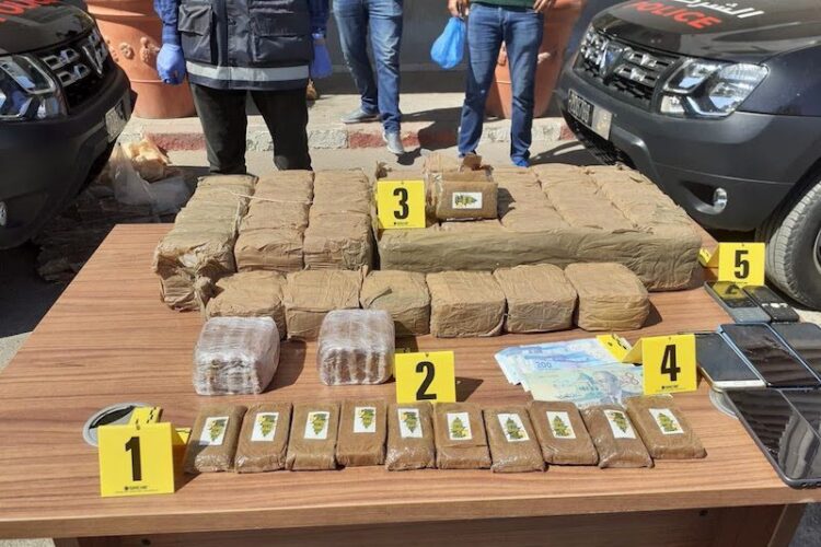 ميناء طنجة المتوسط .. إحباط محاولة تهريب طن و430 كيلوغرام من مخدر الشيرا