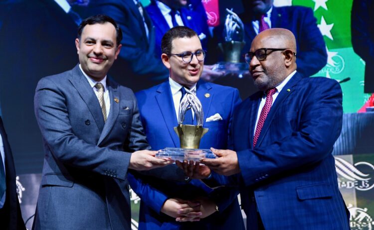 منح الجائزة الكبرى “ميدايز 2023” إلى رئيس اتحاد جزر القمر