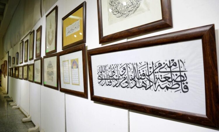 فاس: فنانات يستعرضن إبداعاتهن في معرض فن الخط العربي والزخرفة